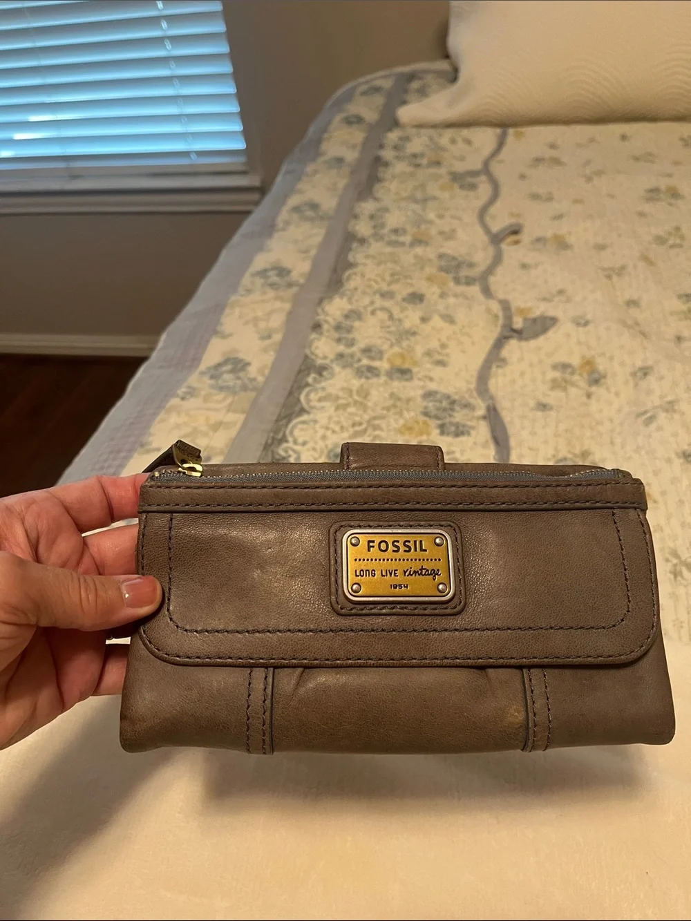 Fossil Distressed Gray/Taupe Leather Zip Wallet for Women